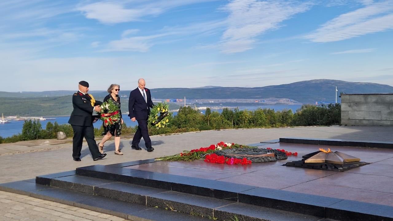 Посол Канады в России возложила венки к памятнику Алеше в Мурманске